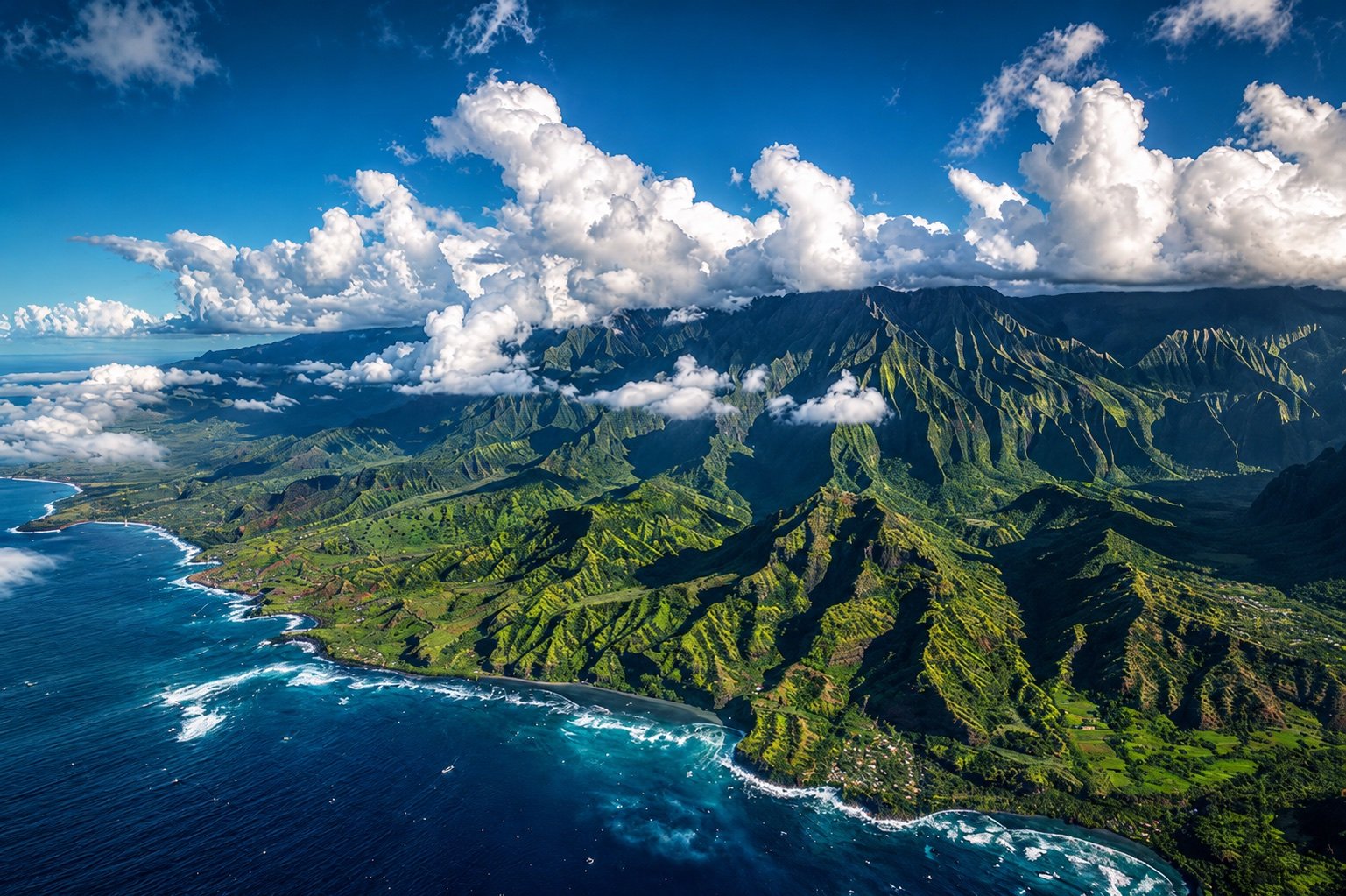 Vue aérienne de La Réunion : reliefs verdoyants et océan